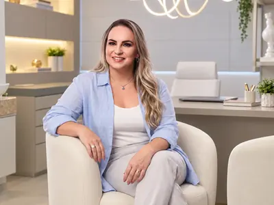 Dra. Luana sentada no consultório em Colatina